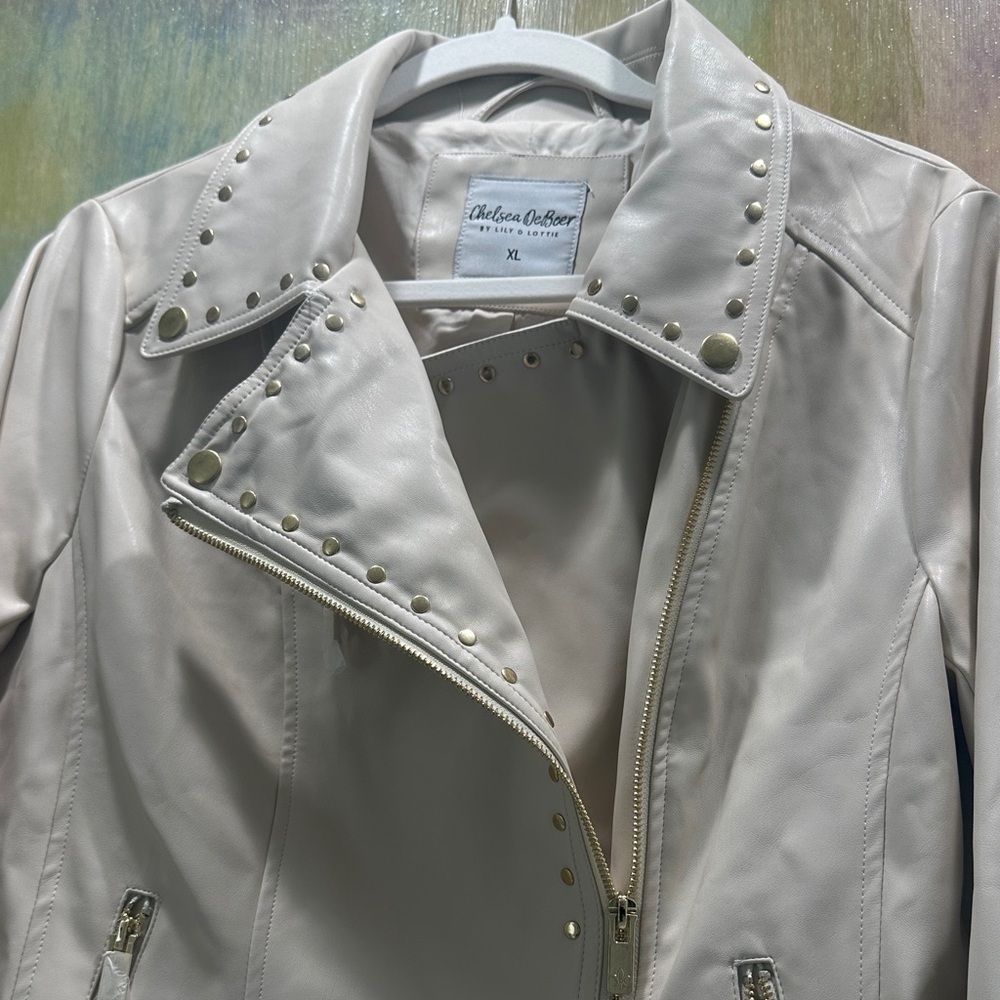 Chic Cream Leather Jacket with Studded Details - Picture 4 of 6
